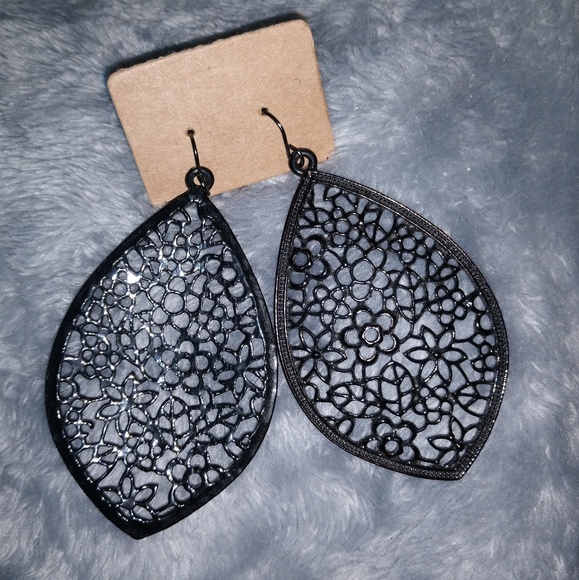 Floral Hollow Leaf Shaped Drop Earrings - Picture 2 of 8